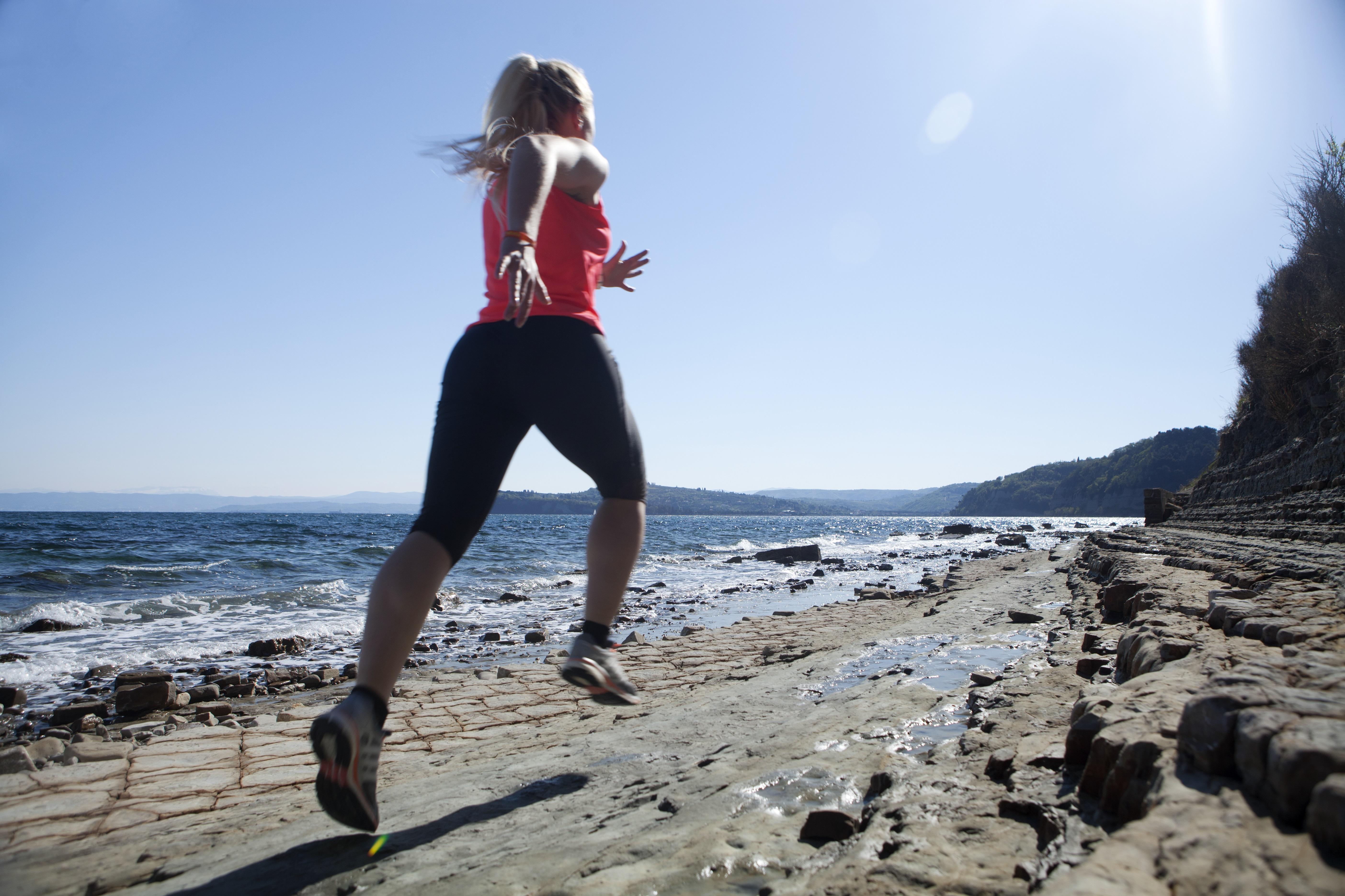 Hotel Slovenija - Terme & Wellness Lifeclass ปอร์โตรอซ ภายนอก รูปภาพ A woman trail running