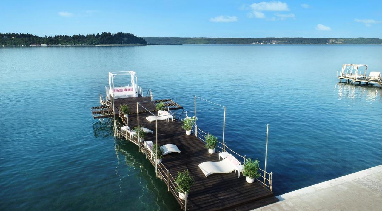 Hotel Slovenija - Terme & Wellness Lifeclass ปอร์โตรอซ ภายนอก รูปภาพ The floating bar on the lake