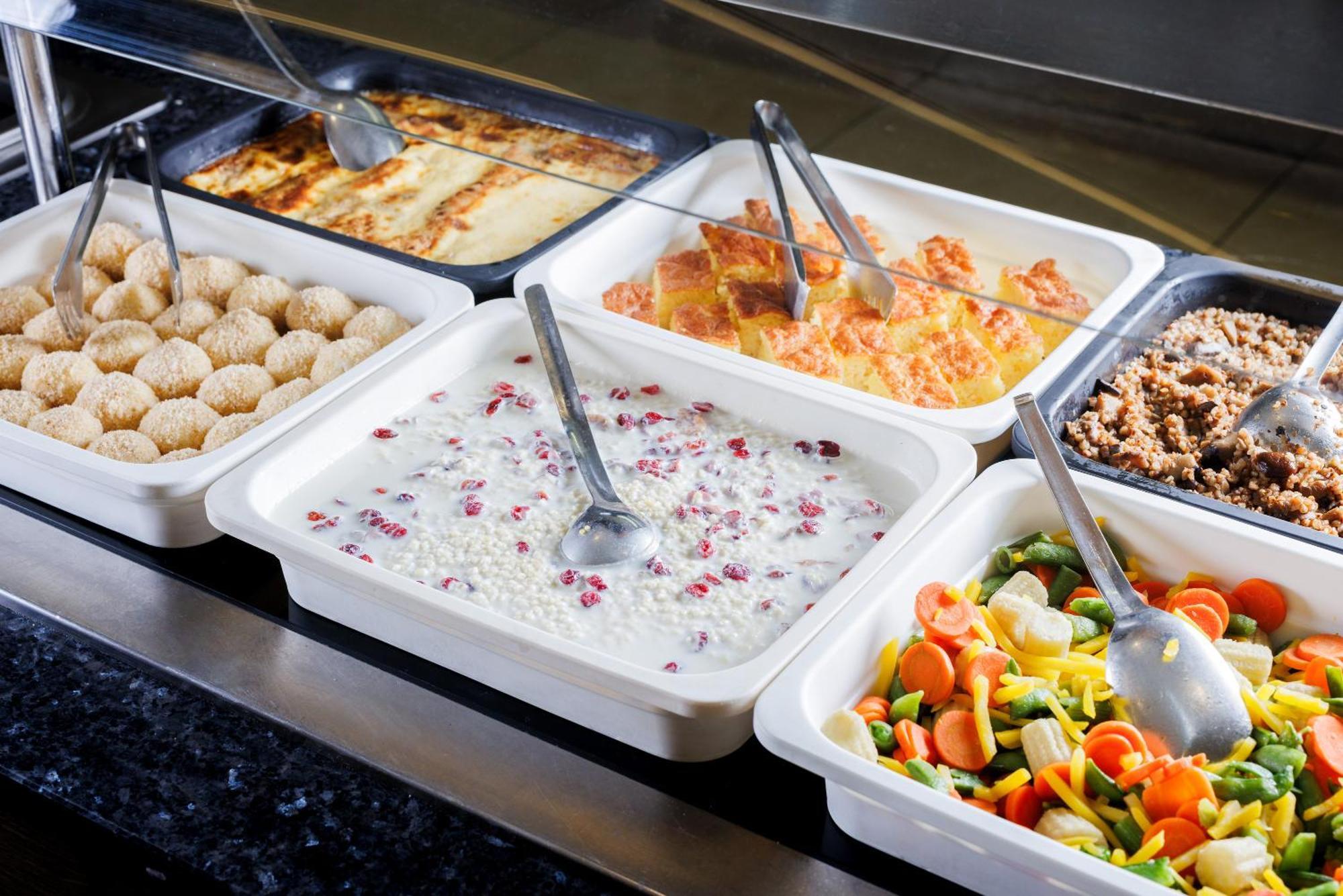 Hotel Slovenija - Terme & Wellness Lifeclass ปอร์โตรอซ ภายนอก รูปภาพ A selection of dishes at a buffet